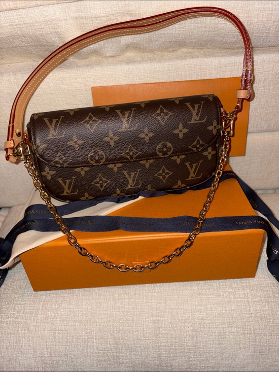 Louis Vuitton Handbags - Louis Vuitton Monogram wallet on a chain Ivy